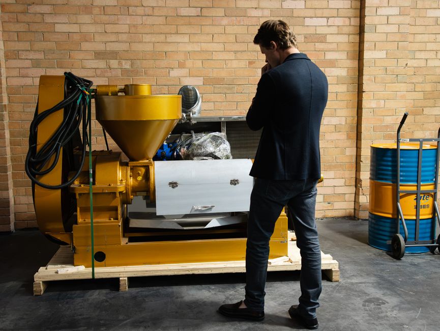 Poduzetnik pregledava industrijske strojeve u modernom skladištu