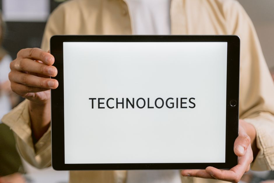 Osoba drži tablet s natpisom Technologies na ekranu
