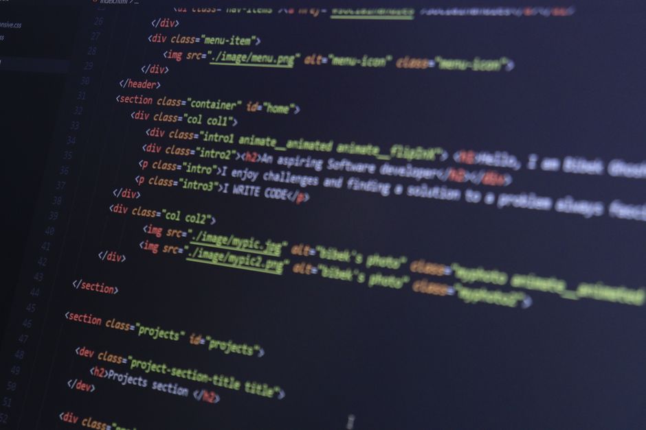 HTML i CSS kod na monitoru, prikaz web razvoja
