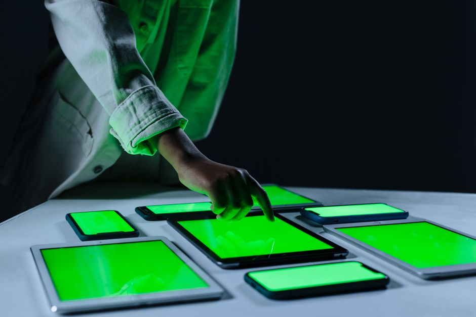 Ruka koja koristi digitalne tablete na zelenom ekranu